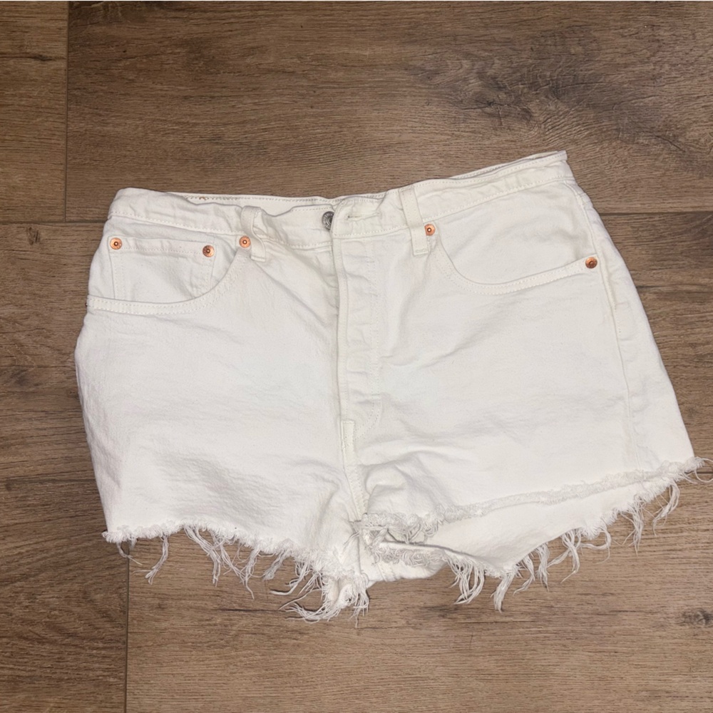 Levi's White Frayed Hem Women Shorts